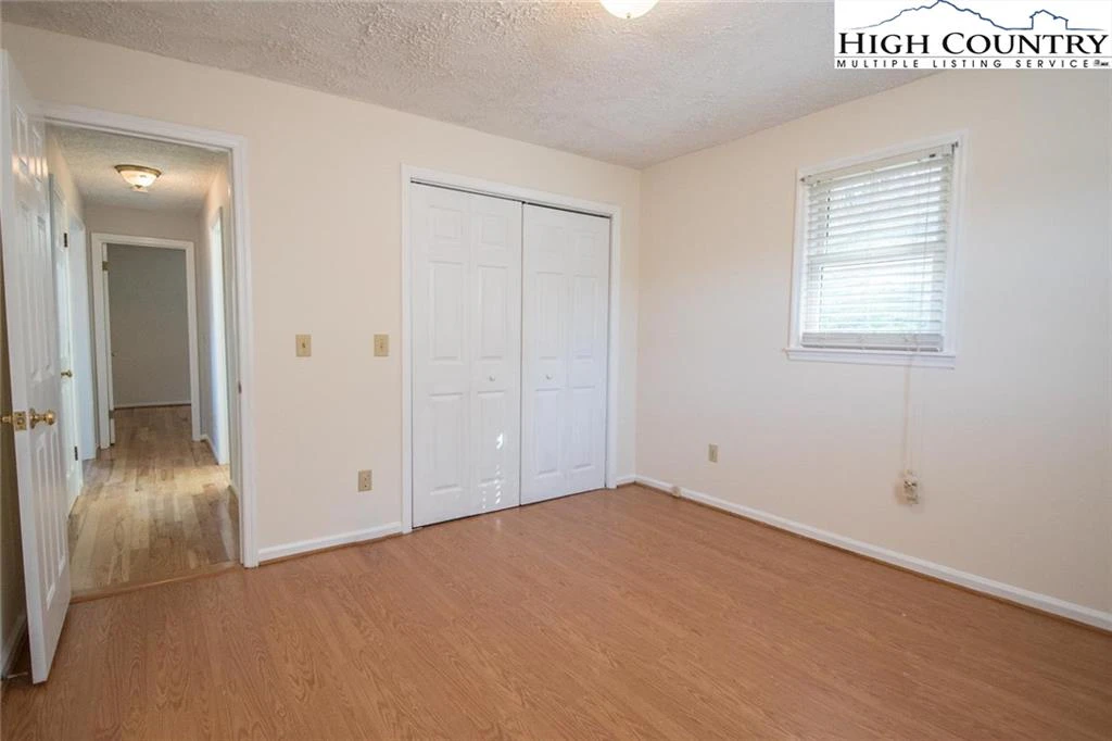 Image number 4 for the current listing