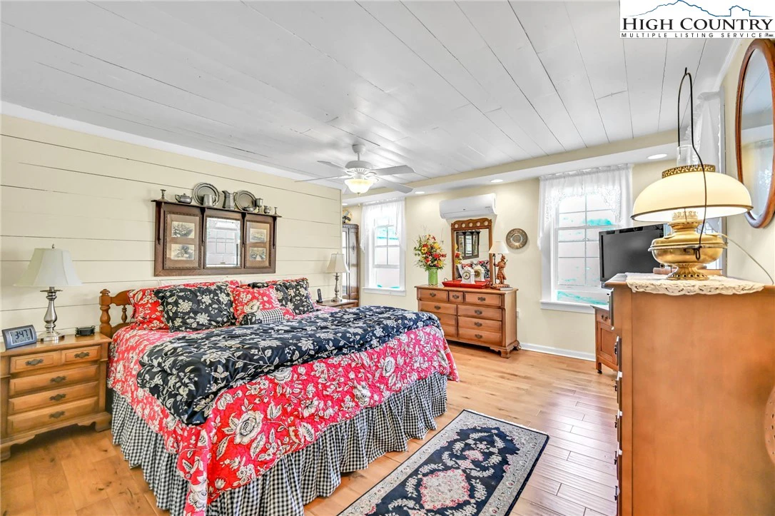 Image number 11 for the current listing