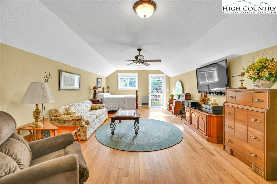 Image number 17 for the current listing