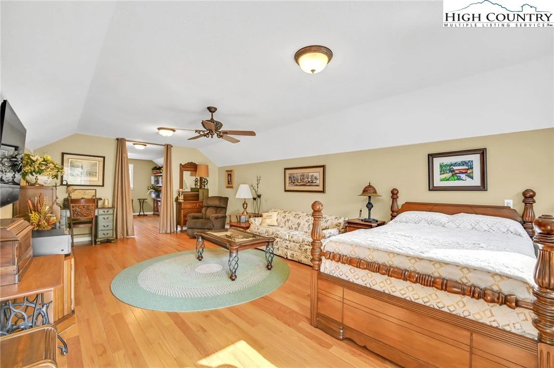 Image number 18 for the current listing