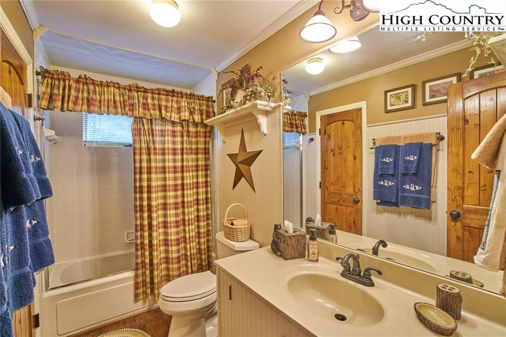 Image number 6 for the current listing