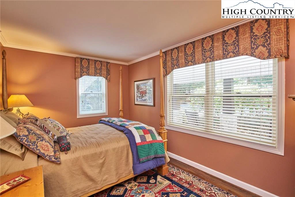 Image number 7 for the current listing