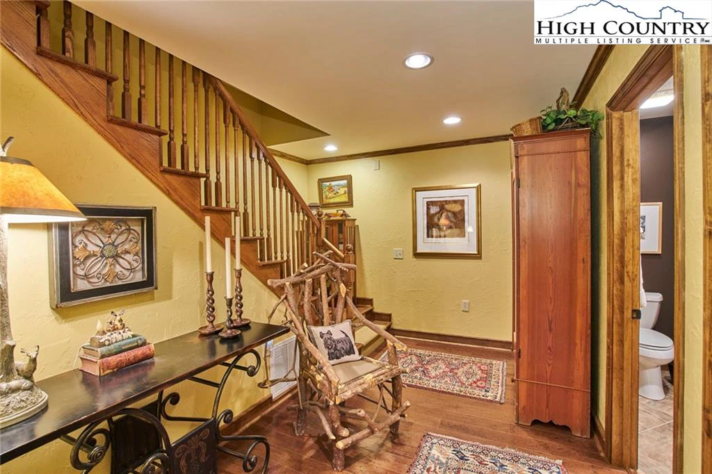 Image number 9 for the current listing