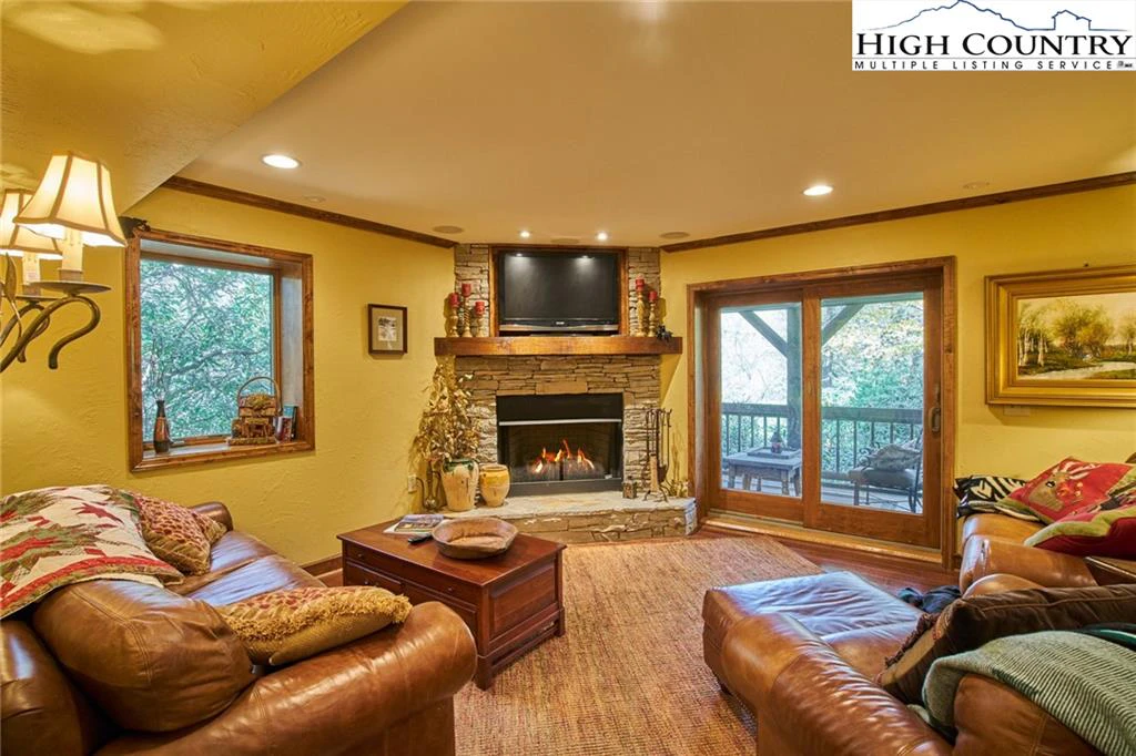 Image number 10 for the current listing