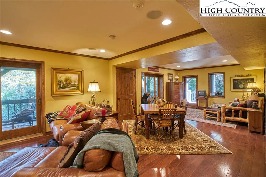 Image number 11 for the current listing