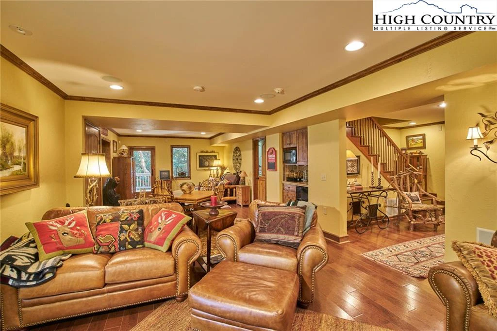 Image number 2 for the current listing