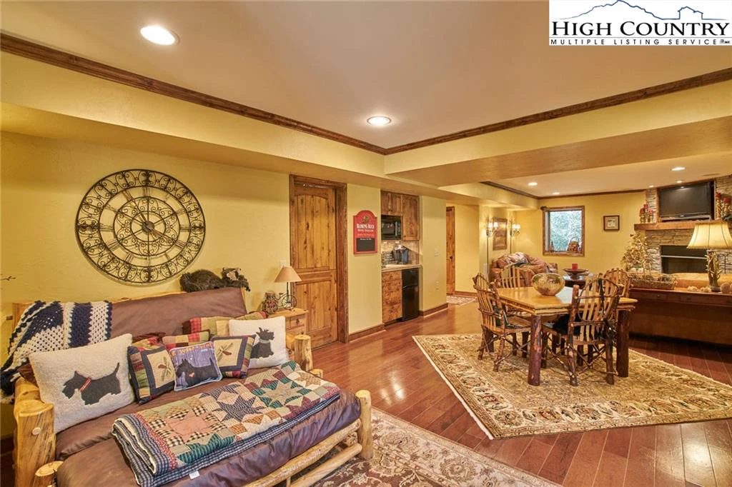 Image number 14 for the current listing