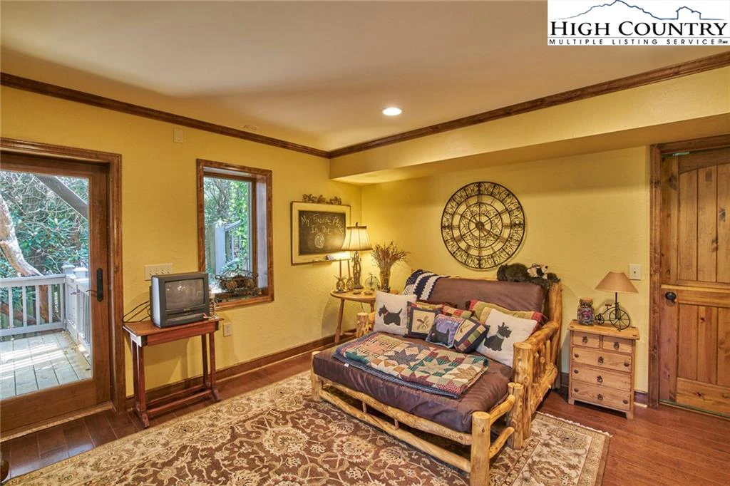 Image number 15 for the current listing