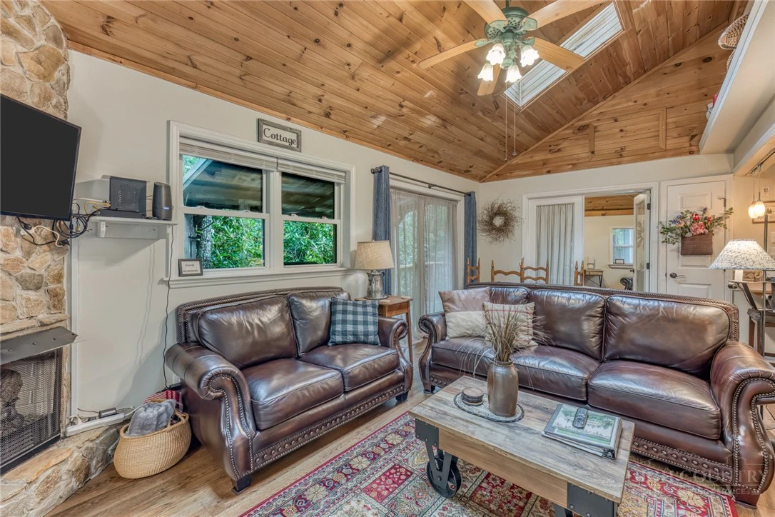 Image number 3 for the current listing