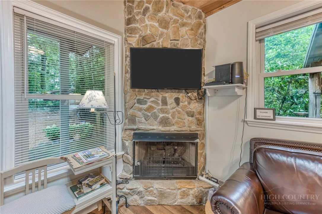 Image number 4 for the current listing