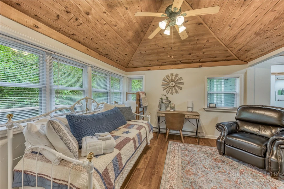 Image number 13 for the current listing
