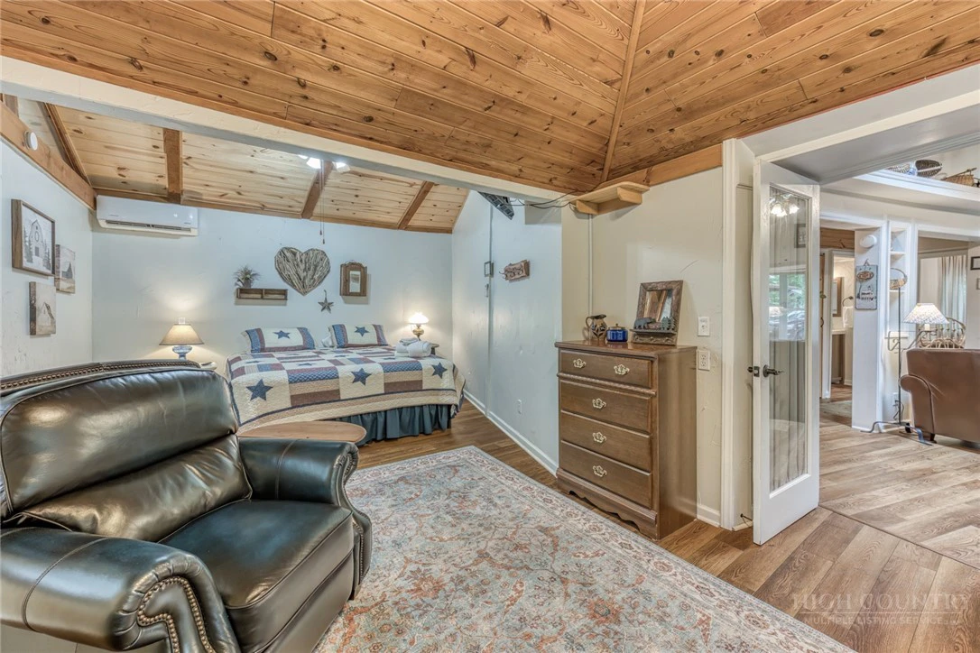 Image number 14 for the current listing