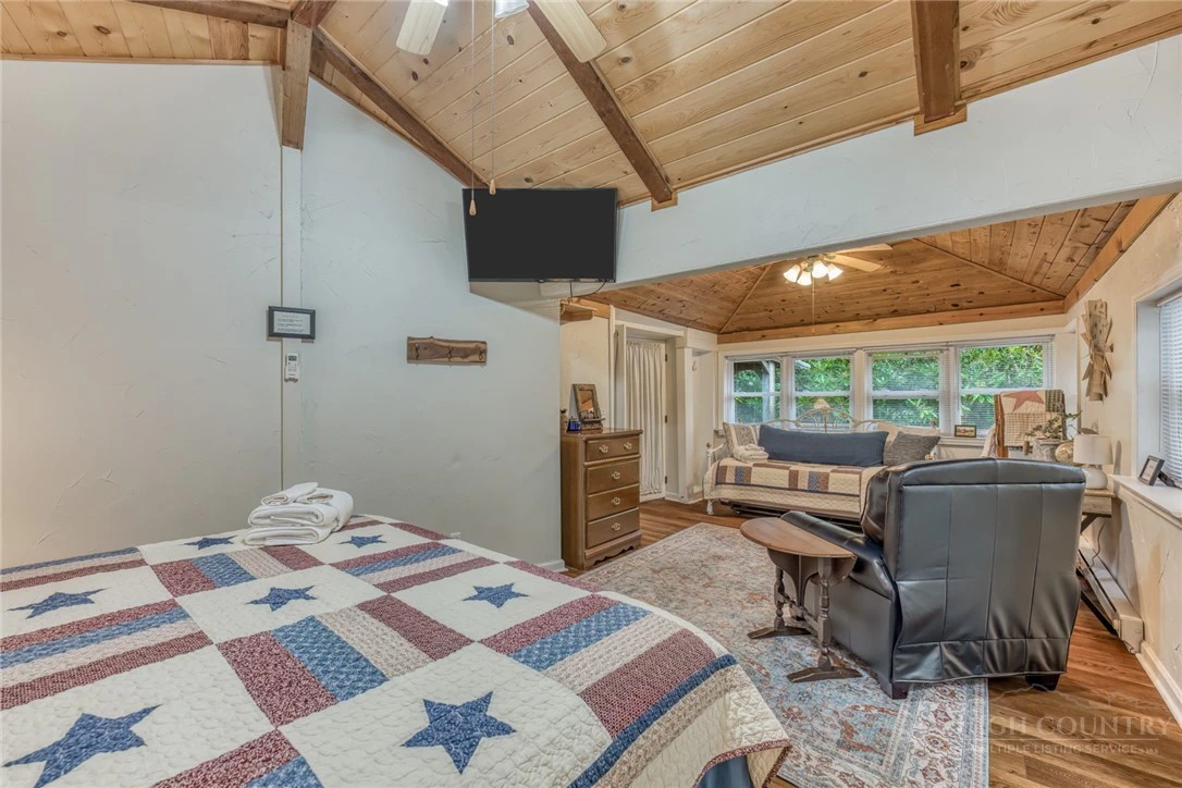 Image number 17 for the current listing