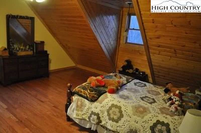 Image number 4 for the current listing