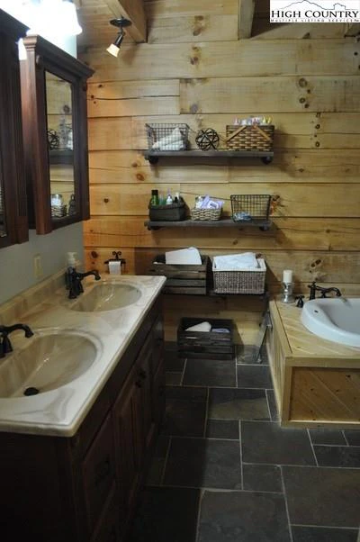 Image number 6 for the current listing