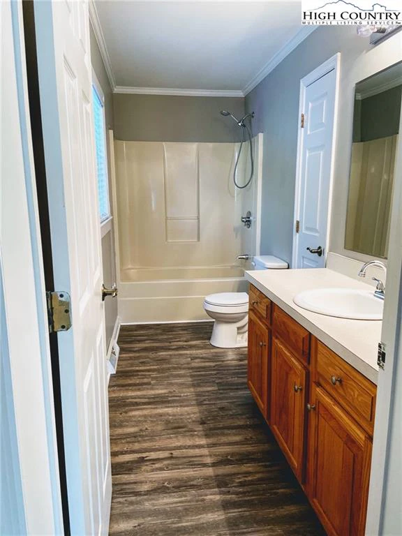 Image number 3 for the current listing