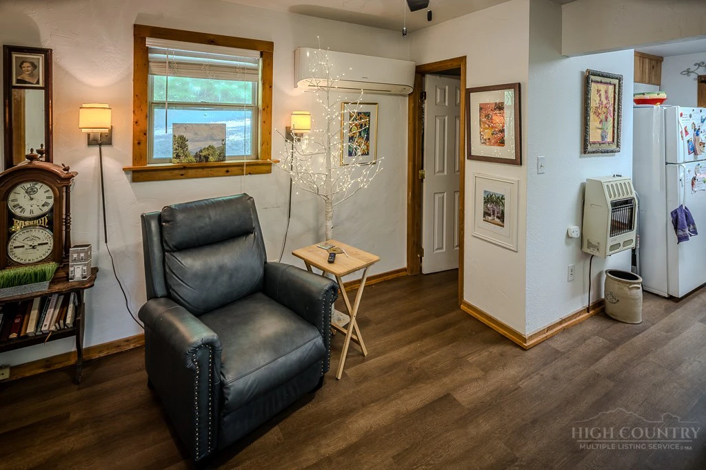Image number 7 for the current listing