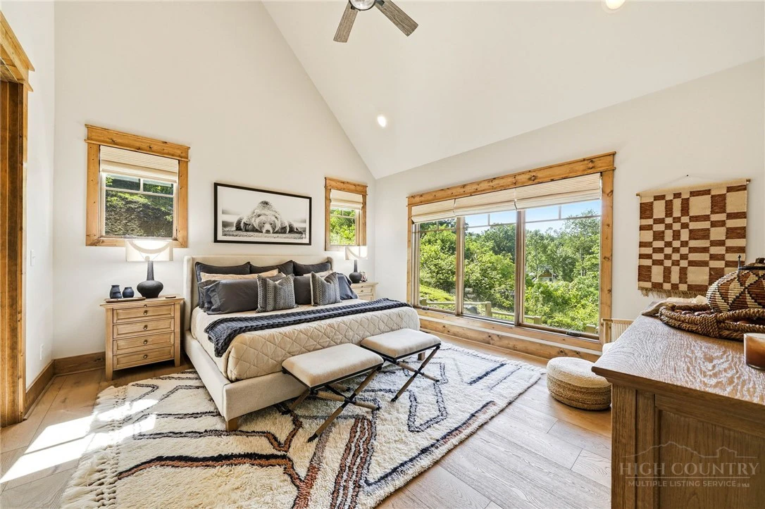 Image number 14 for the current listing