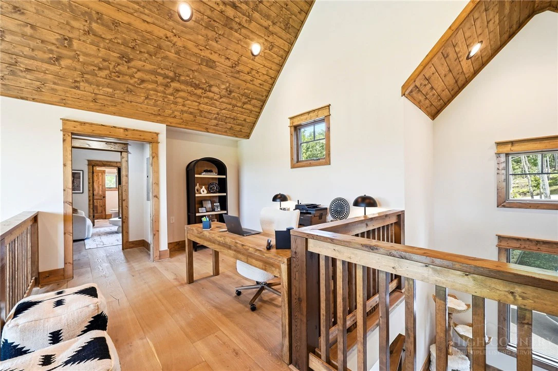 Image number 17 for the current listing