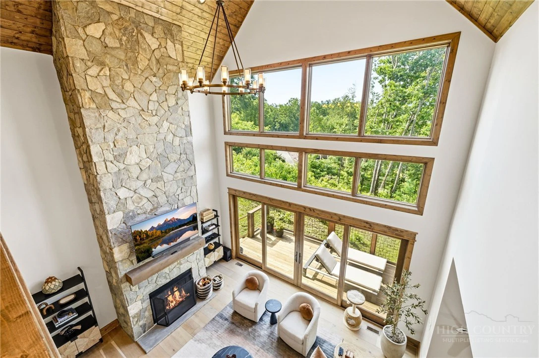 Image number 19 for the current listing