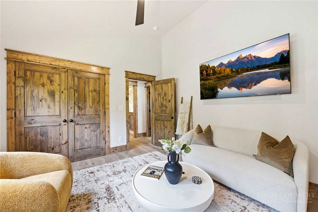 Image number 21 for the current listing