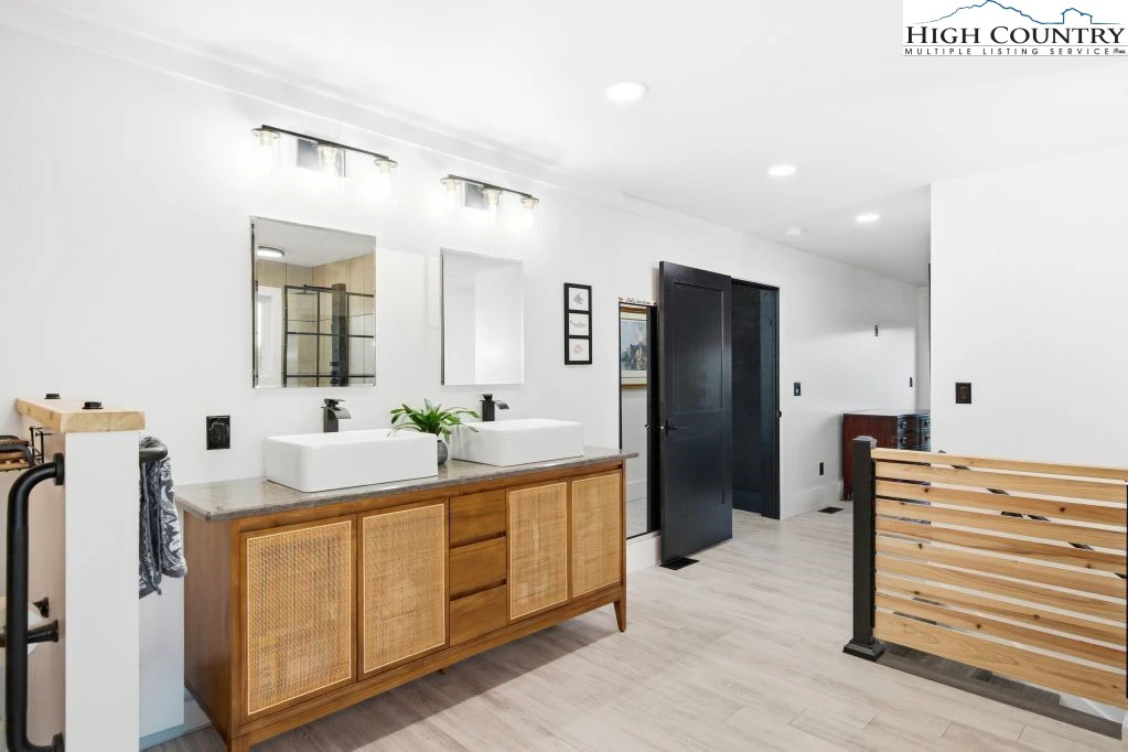Image number 7 for the current listing