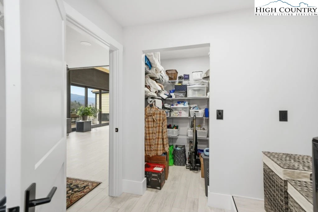 Image number 19 for the current listing