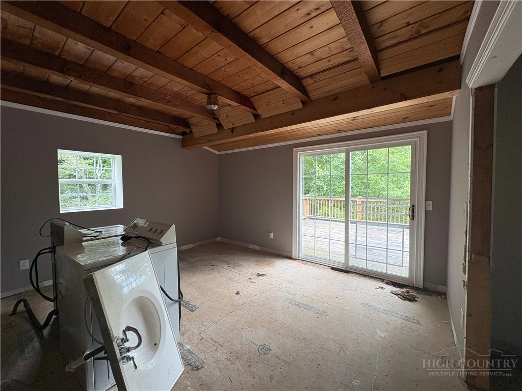 Image number 14 for the current listing