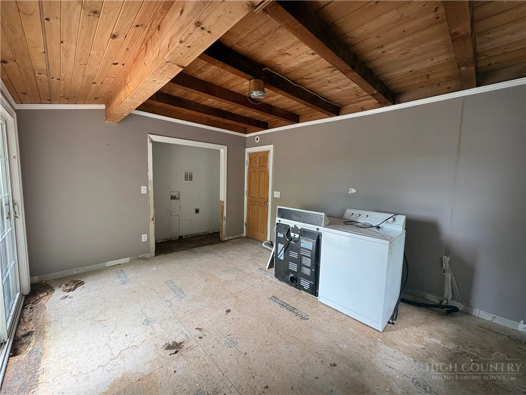 Image number 15 for the current listing