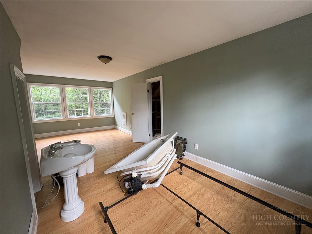 Image number 18 for the current listing