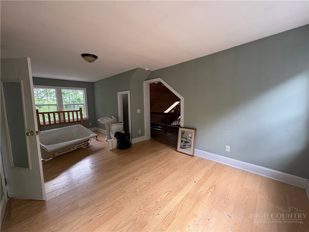 Image number 19 for the current listing