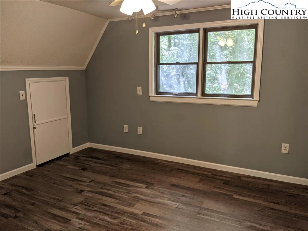 Image number 9 for the current listing