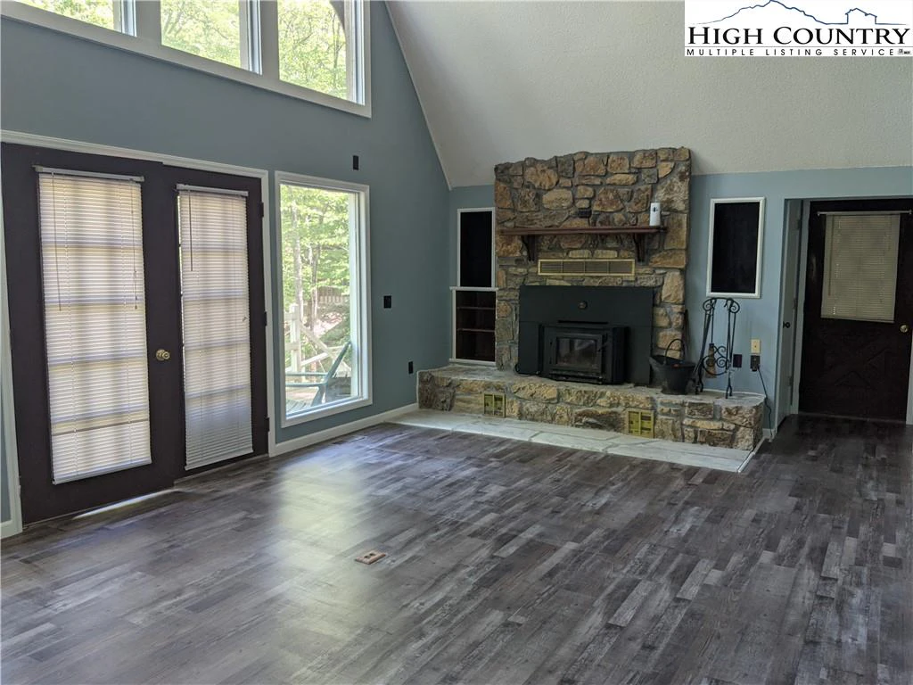 Image number 19 for the current listing