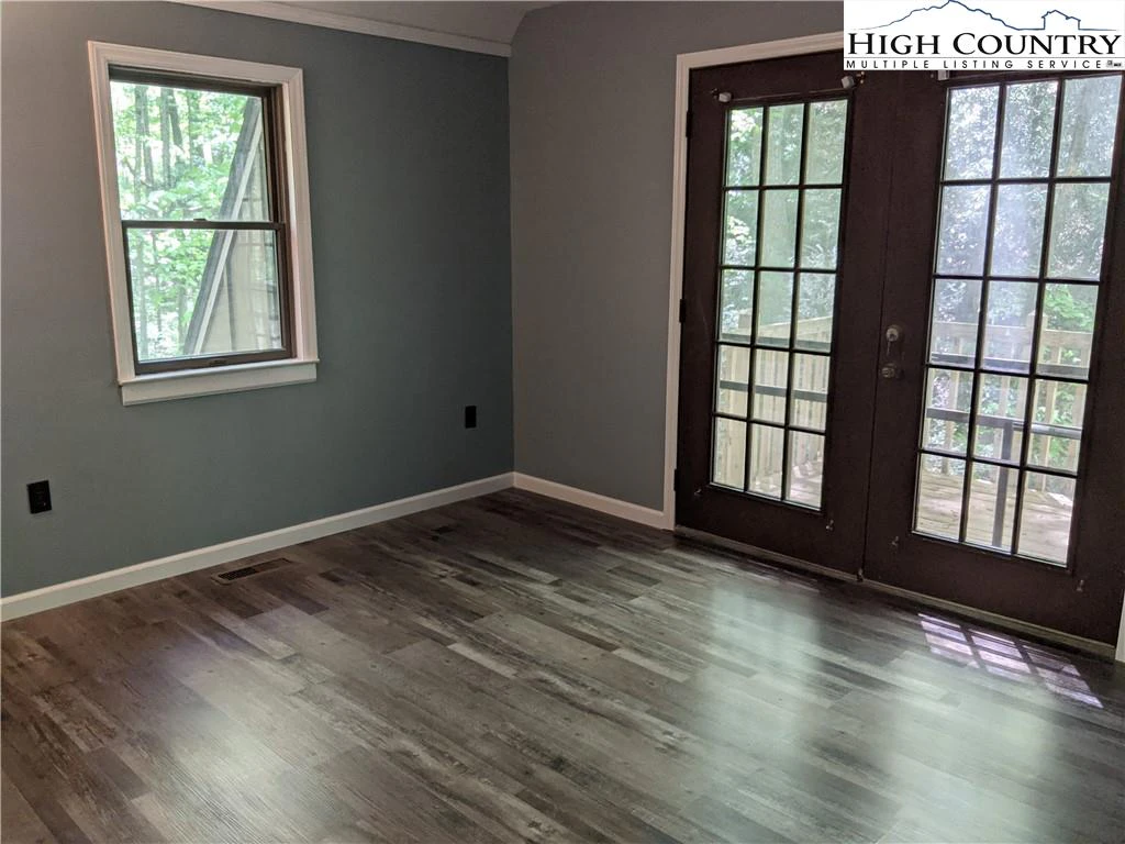 Image number 13 for the current listing