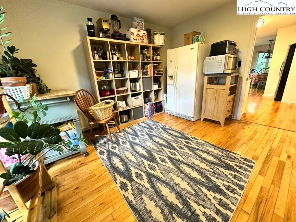 Image number 14 for the current listing