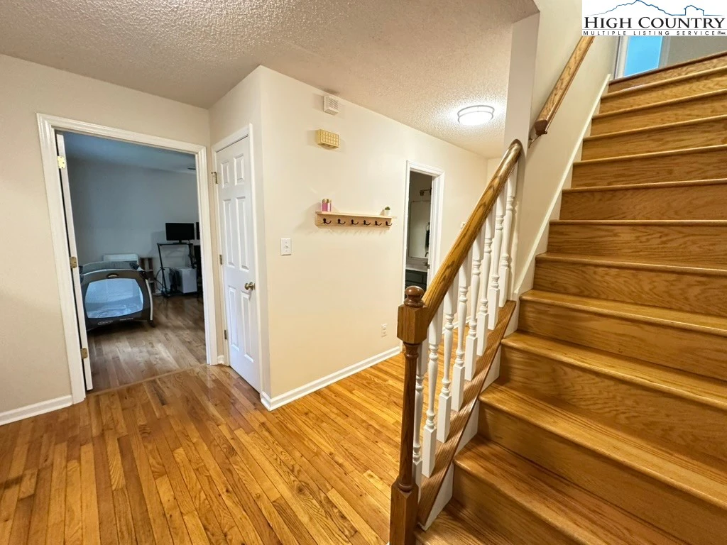 Image number 4 for the current listing
