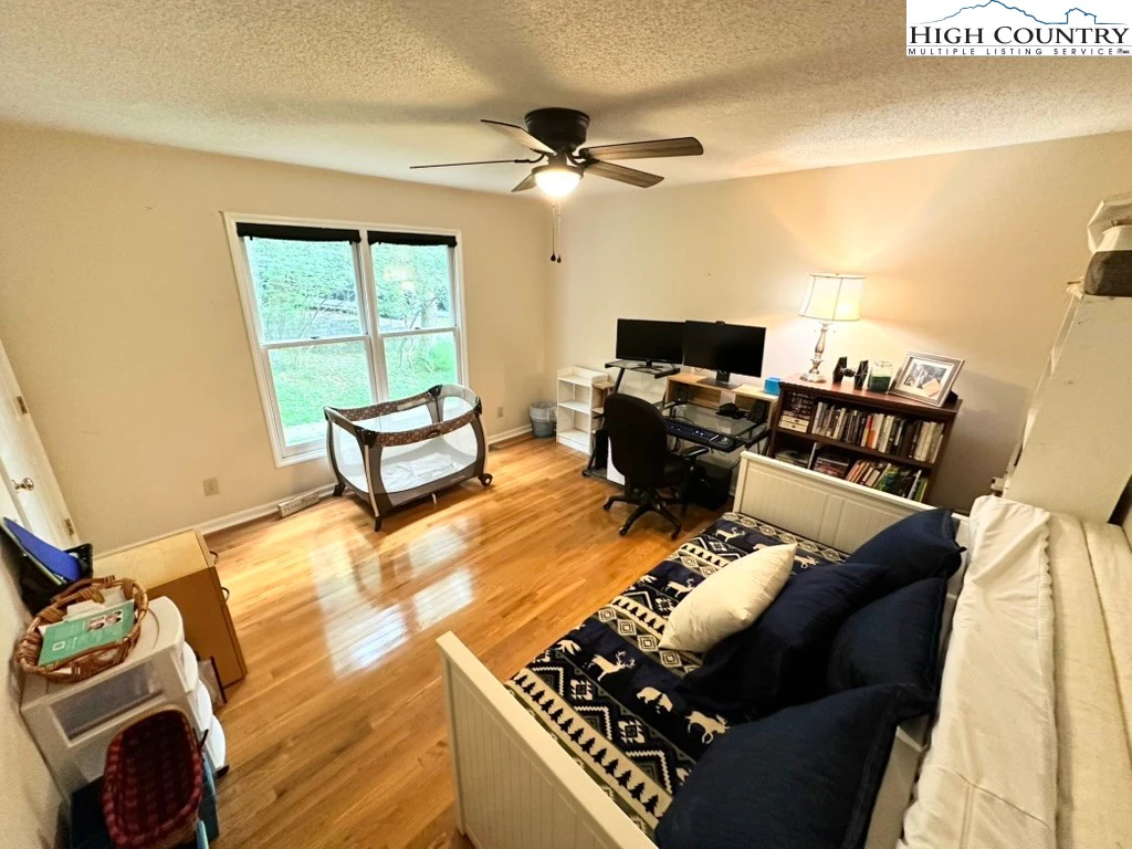 Image number 5 for the current listing