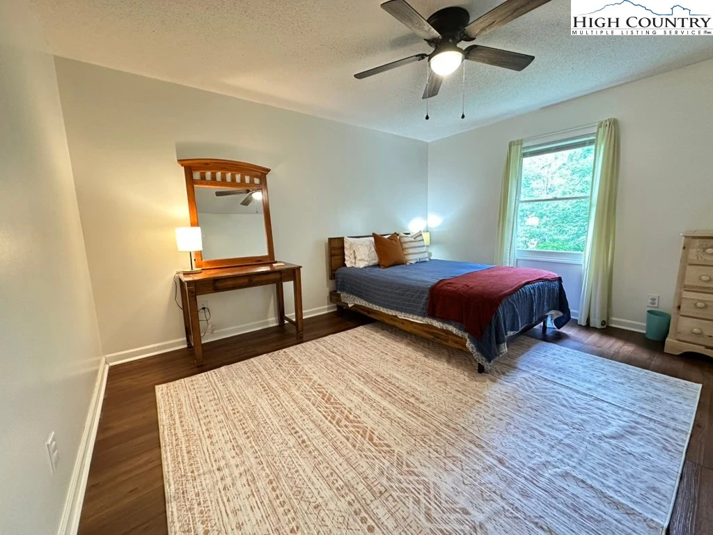 Image number 12 for the current listing