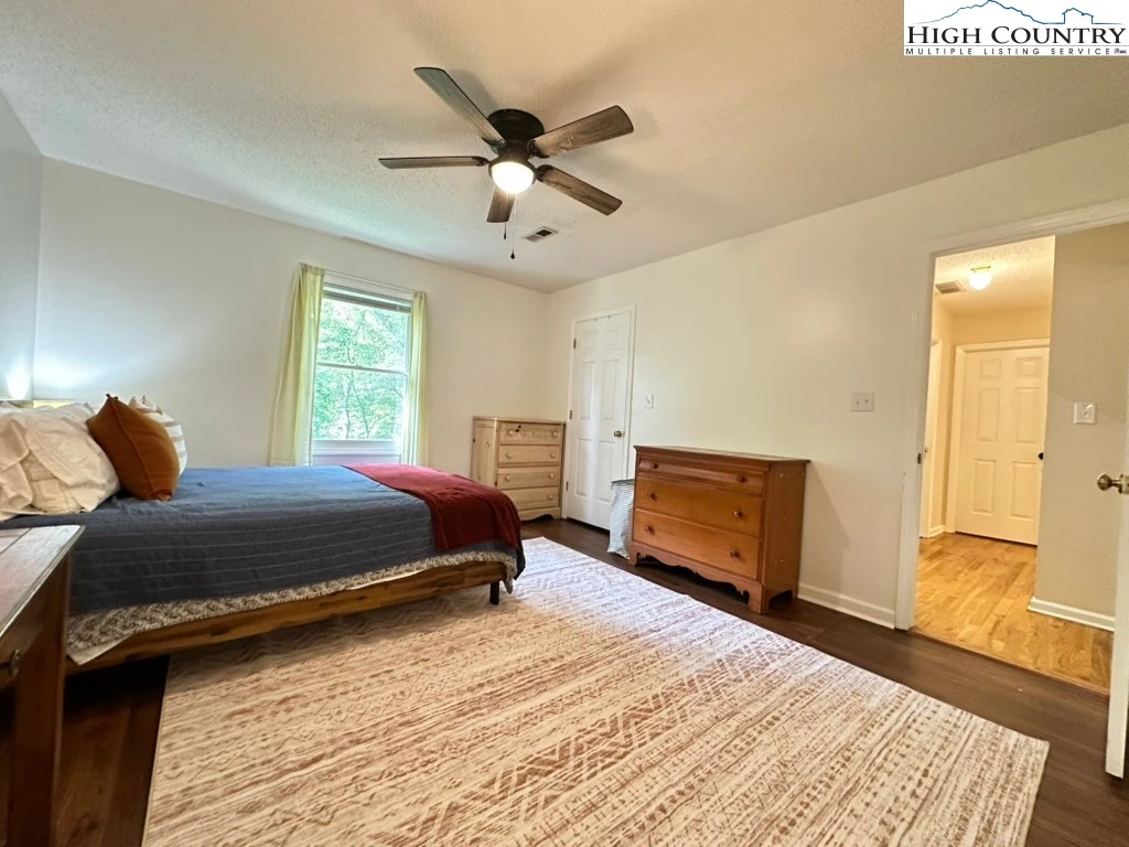 Image number 13 for the current listing