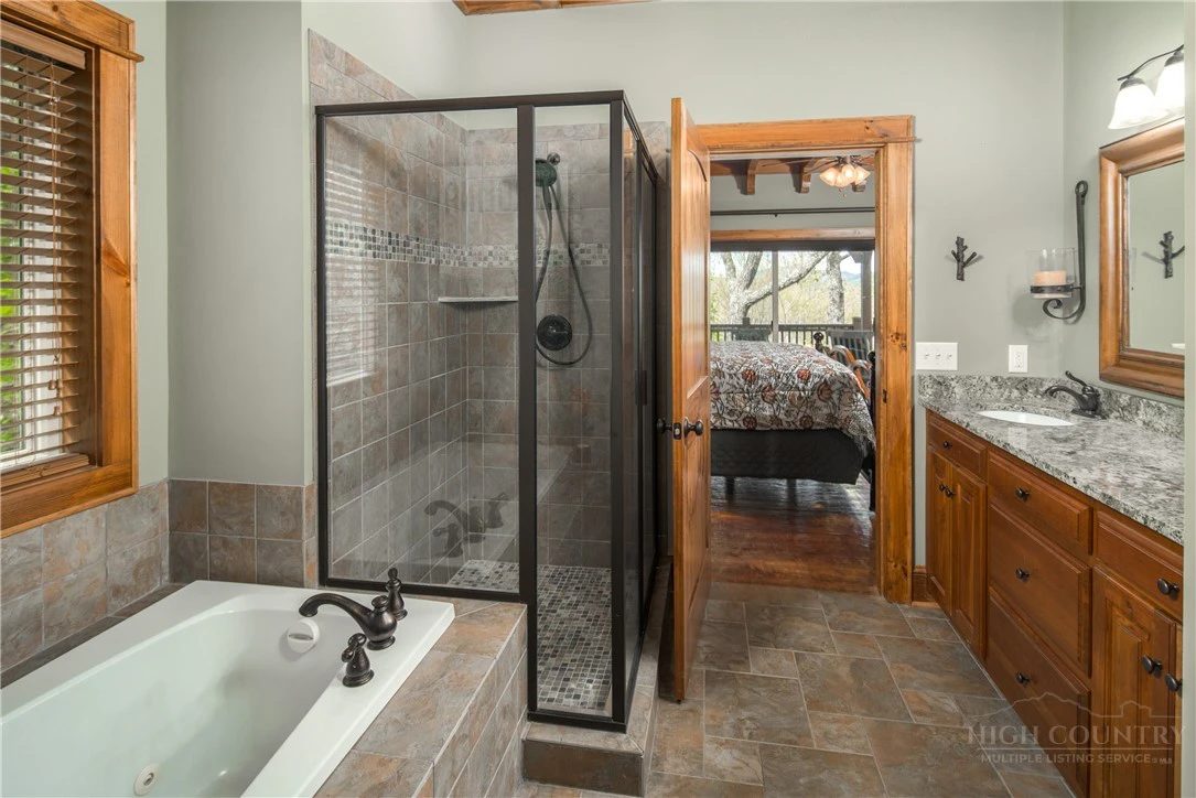 Image number 11 for the current listing