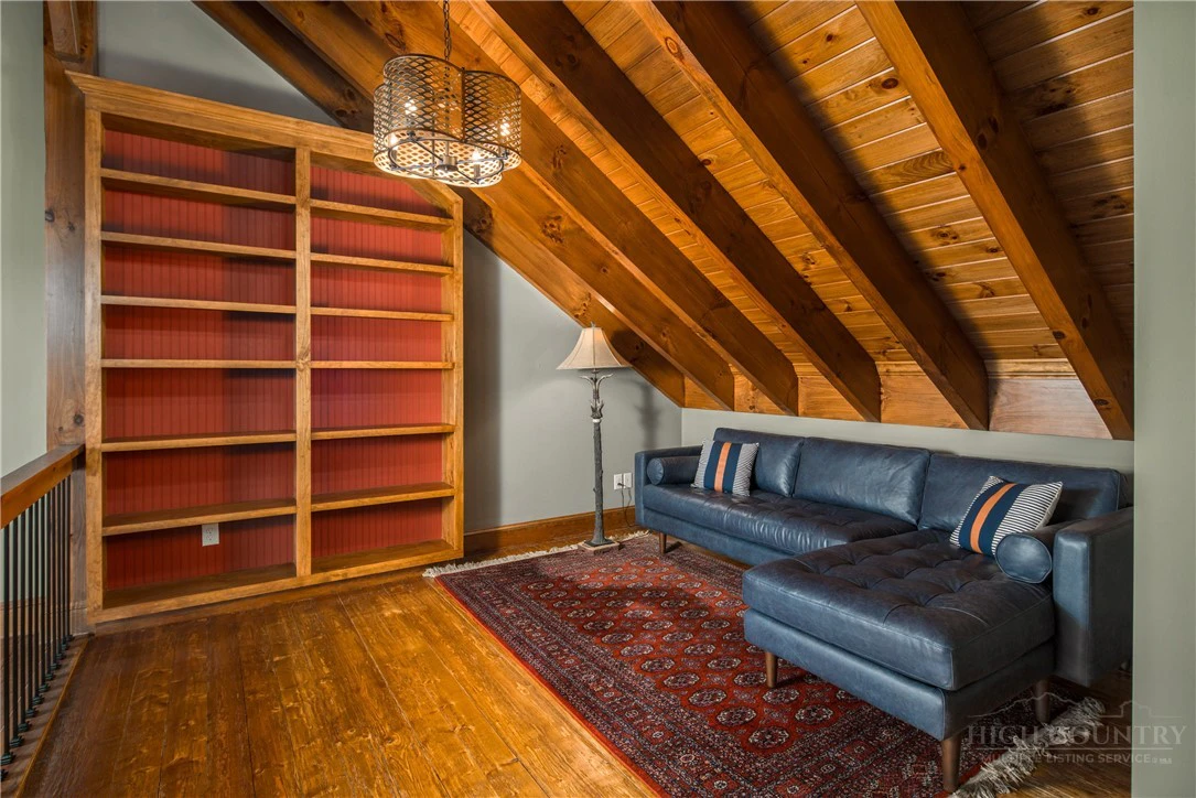 Image number 4 for the current listing