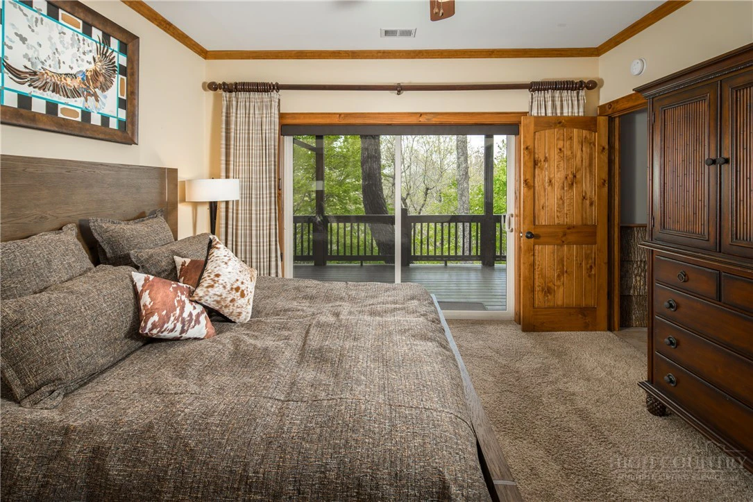 Image number 9 for the current listing