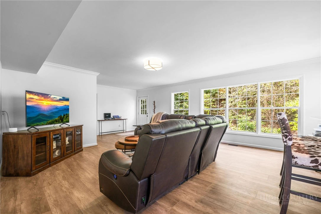 Image number 10 for the current listing