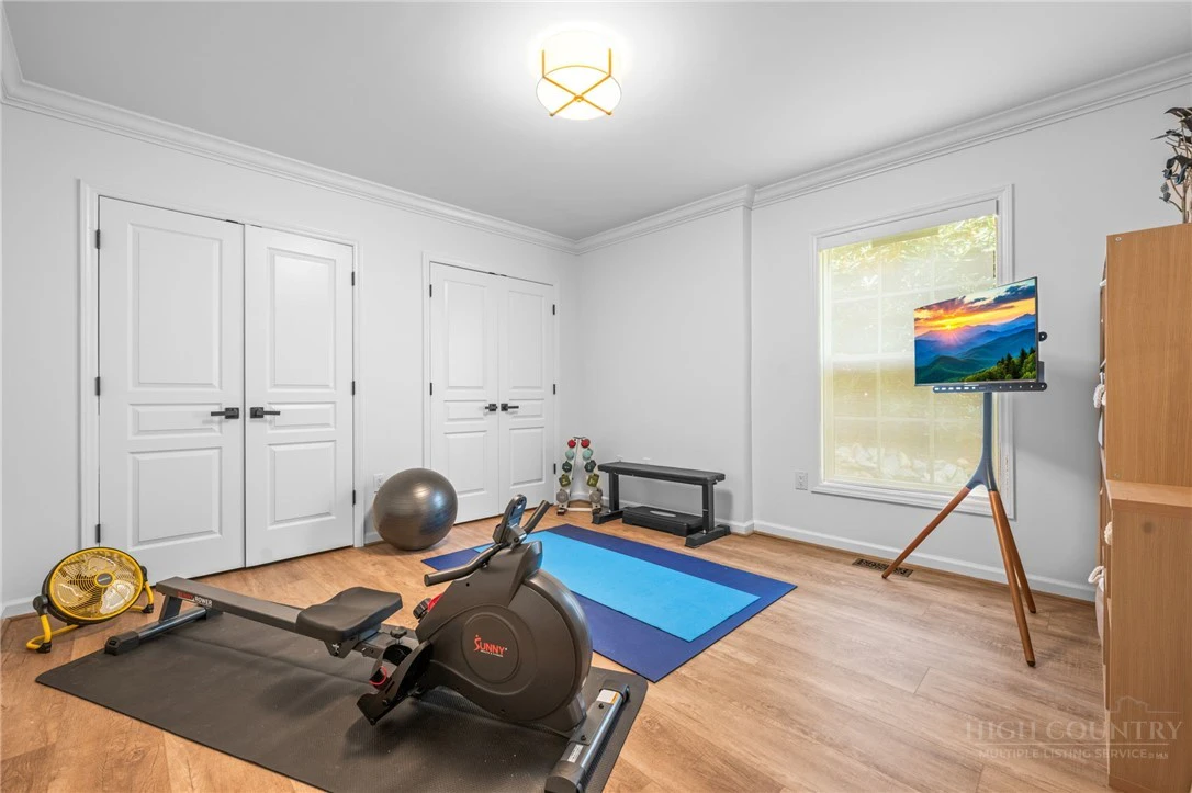 Image number 2 for the current listing