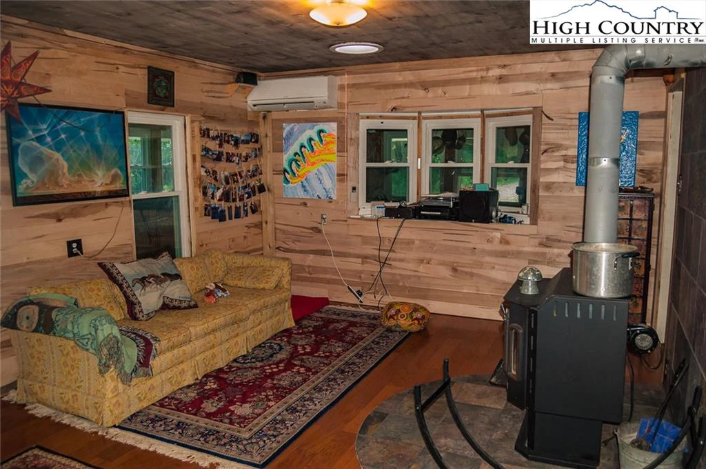 Image number 21 for the current listing