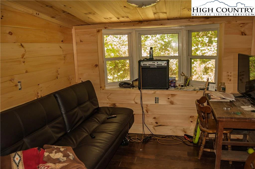 Image number 19 for the current listing
