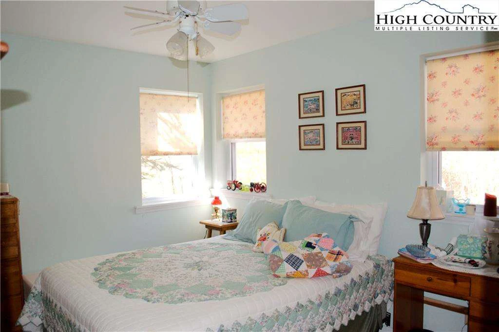 Image number 27 for the current listing