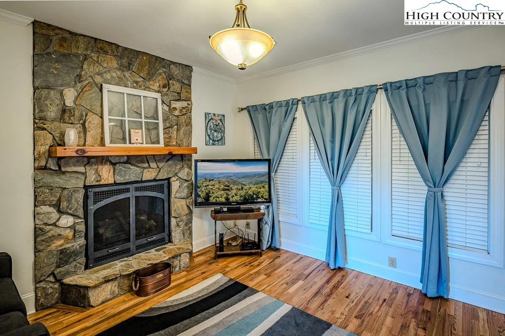 Image number 35 for the current listing