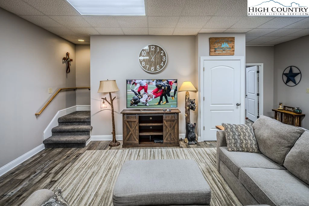 Image number 3 for the current listing