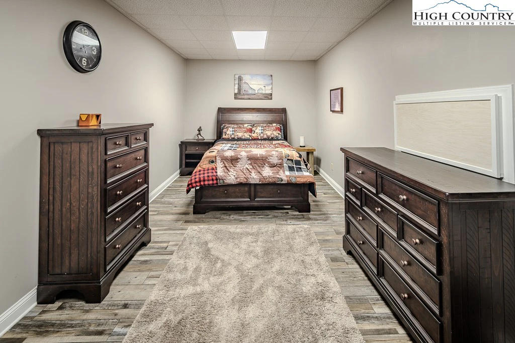 Image number 9 for the current listing